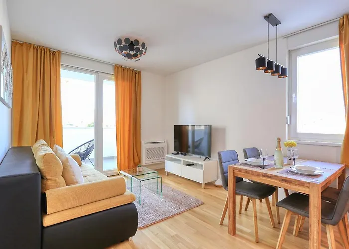 Barbara With Private Parking In The Garage *