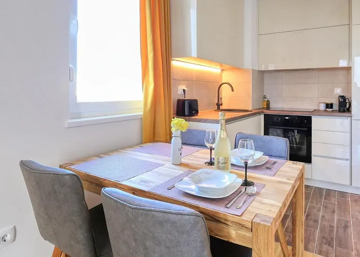 Barbara With Private Parking In The Garage *