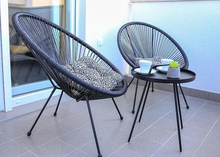 Barbara With Private Parking In The Garage Apartment *