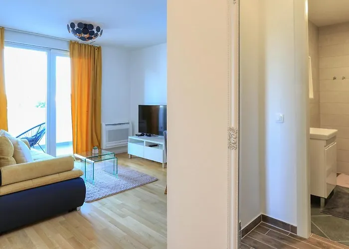 Barbara With Private Parking In The Garage Apartamento