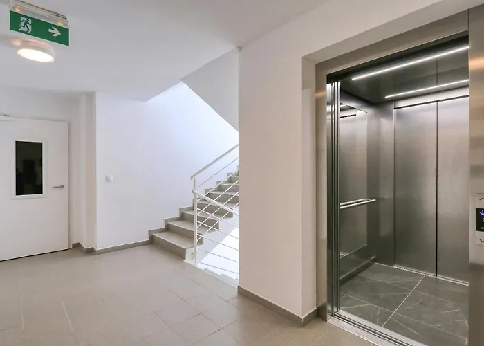 Barbara With Private Parking In The Garage *