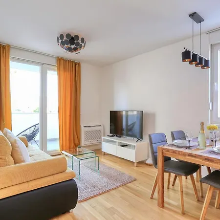 Barbara With Private Parking In The Garage *