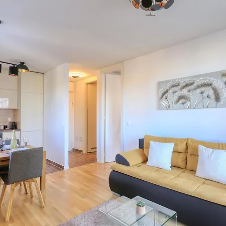 Barbara With Private Parking In The Garage 扎达尔