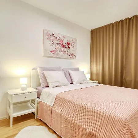 Barbara With Private Parking In The Garage Appartement