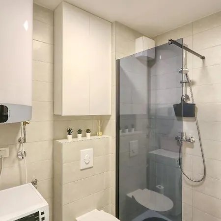 Barbara With Private Parking In The Garage *