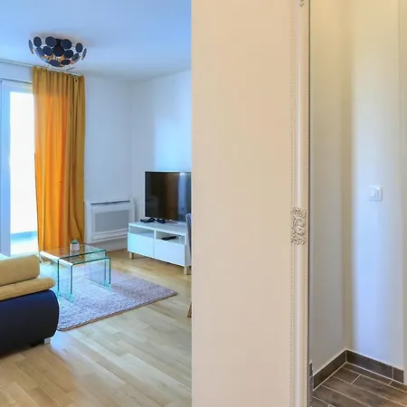 Barbara With Private Parking In The Garage Appartement