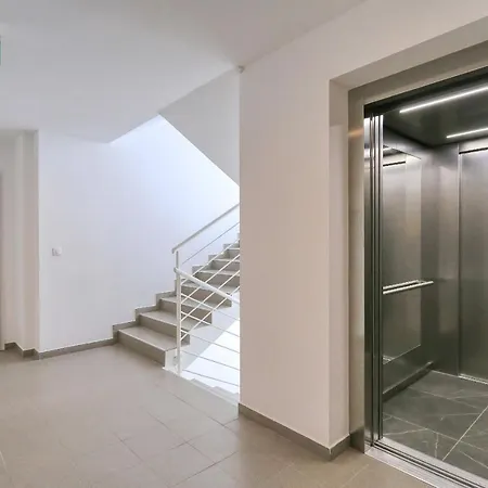 Barbara With Private Parking In The Garage *