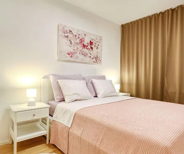 Barbara With Private Parking In The Garage Apartman