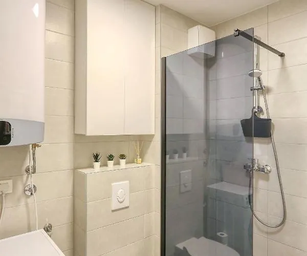 Barbara With Private Parking In The Garage *