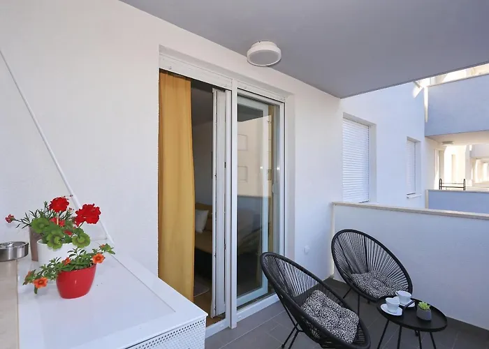 Barbara With Private Parking In The Garage Apartman *